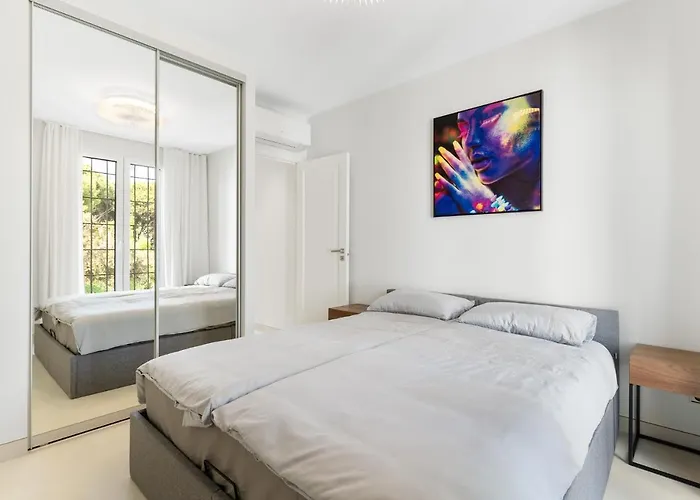 Beachfront Complex Jardines De Golondrinas Elviria 아파트